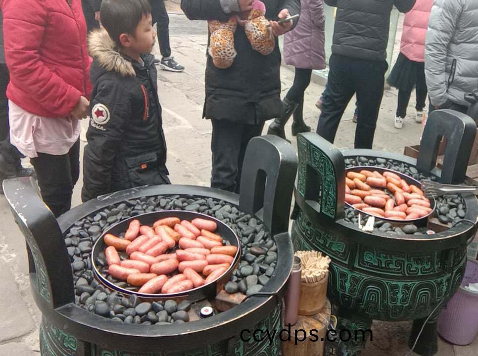 漢伯(bo)尅(ke)石鍋烤腸貴(gui)陽廟會倍(bei)受(shou)歡(huan)迎(ying)